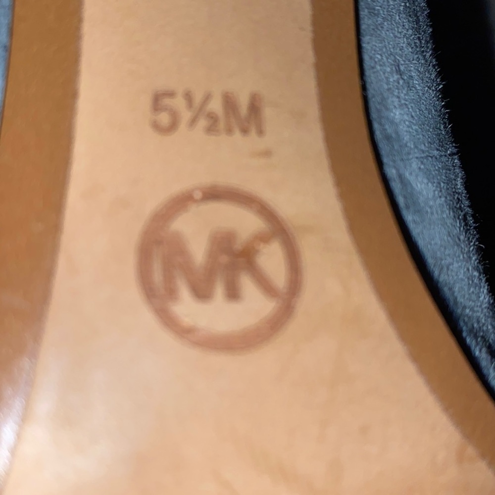 - Michael Kors Lizzy Suede Pointed Toe Classic Pumps - Picture 3 of 12